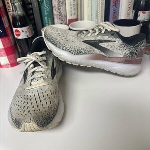 Brooks Womens Ghost 16 Running Shoe Gray/Black/Pink Size 6